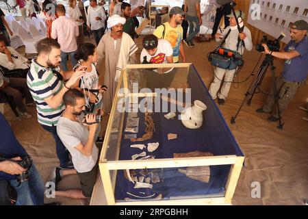 191010 -- LOUXOR EGYPTE, 10 octobre 2019 -- des gens prennent des photos d'antiquités lors de la présentation d'une nouvelle découverte à Louxor, Egypte, le 10 octobre 2019. Le célèbre égyptologue égyptien Zahi Hawass a annoncé jeudi la découverte de la première ancienne zone industrielle en Égypte, qui remonte à la 18e dynastie de 1549/1550 à 1292 av. J.-C.. ÉGYPTE-LOUXOR-ANCIENNE ZONE INDUSTRIELLE AhmedxGomaa PUBLICATIONxNOTxINxCHN Banque D'Images