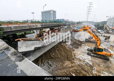 191011 -- WUXI, 11 octobre 2019 -- la photo prise le 11 octobre 2019 montre le site d'un effondrement du pont supérieur dans la ville de Wuxi, dans la province du Jiangsu de l'est de la Chine. Trois personnes ont été confirmées mortes et deux autres blessées après qu'un pont autoroutier dans la province orientale du Jiangsu de la Chine s'est effondré jeudi, écrasant trois voitures en dessous, ont déclaré vendredi les autorités locales. L'effondrement du pont supérieur s'est produit vers 6:10 heures sur la section de la route nationale 312 dans la ville de Wuxi. Selon les sauveteurs et les experts du ministère des Transports sur le site, le renversement du pont de la travée supérieure a été causé b Banque D'Images