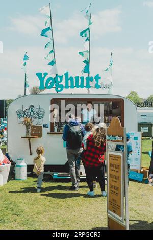 Les gens font la queue au food truck 'Yoghurt' au festival culinaire Rollende Keukens par une journée ensoleillée de printemps Banque D'Images