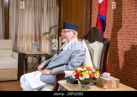 191012 -- KATMANDOU, le 12 octobre 2019 -- le Premier ministre népalais K.P. Sharma Oli reçoit une interview de Xinhua et d'autres médias chinois à Katmandou, au Népal, le 11 octobre 2019. La prochaine visite du président chinois Xi Jinping au Népal sera une visite historique qui haussera les liens entre le Népal et la Chine à un nouveau niveau, a déclaré vendredi le Premier ministre népalais K.P. Sharma Oli. TO GO WITH : Interview : visite historique de Xi pour élever les liens Népal-Chine, dit le PM népalais NÉPAL-KATMANDOU-NEPALI PM-INTERVIEW ZhangxKeren PUBLICATIONxNOTxINxCHN Banque D'Images