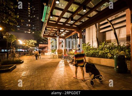 191012 -- HONG KONG, le 12 octobre 2019 -- Kate Lee rentre chez elle après les heures d ouverture de son restaurant de thé dans le sud de la Chine, Hong Kong, le 11 octobre 2019. Niché dans le labyrinthe du marché de fruits de mer du paisible village de pêcheurs de Lei Yue Mun à Hong Kong, un petit restaurant de thé douillet est devenu de manière inattendue un phare de courage pour les gens ordinaires de Hong Kong qui cherchent la paix dans le chaos récent. Après avoir posté des photos soutenant la police de Hong Kong contre certains manifestants radicaux à la fin du mois de juin, Kate Lee, la propriétaire du restaurant de thé, a constaté que sa conscience avait un lourd tribut sur son entreprise familiale. Conf Banque D'Images