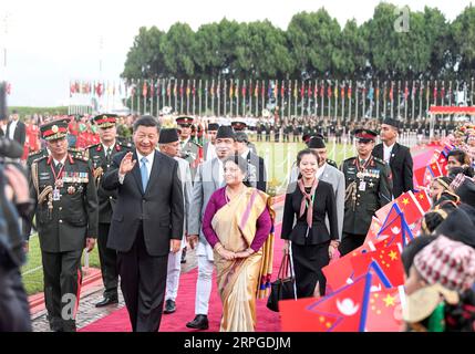 191012 -- KATMANDOU, le 12 octobre 2019 -- le président chinois Xi Jinping assiste à une cérémonie de bienvenue organisée par le président népalais Bidya Devi Bhandari à son arrivée à l'aéroport de Katmandou, au Népal, le 12 octobre 2019. Xi Jinping est arrivé samedi à Katmandou pour une visite d’État au Népal. NÉPAL-KATMANDOU-CHINE-XI JINPING-VISITE-ARRIVÉE GAOXJIE PUBLICATIONXNOTXINXCHN Banque D'Images