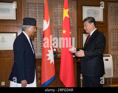 191012 -- KATMANDOU, le 12 octobre 2019 -- le président chinois Xi Jinping rencontre le président du Parti du Congrès népalais, Sher Bahadur Deuba, à Katmandou, au Népal, le 12 octobre 2019. NÉPAL-KATMANDOU-CHINE-XI JINPING-SHER BAHADUR DEUBA-RÉUNION LIXXUEREN PUBLICATIONXNOTXINXCHN Banque D'Images