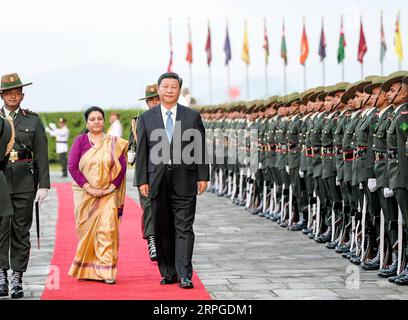 191012 -- KATMANDOU, le 12 octobre 2019 -- le président chinois Xi Jinping, accompagné du président népalais Bidya Devi Bhandari, passe en revue la garde d'honneur lors d'une cérémonie de bienvenue tenue à l'aéroport de Katmandou, au Népal, le 12 octobre 2019. Xi Jinping est arrivé samedi à Katmandou pour une visite d’État au Népal. NÉPAL-KATMANDOU-CHINE-XI JINPING-VISITE-ARRIVÉE LIXXUEREN PUBLICATIONXNOTXINXCHN Banque D'Images