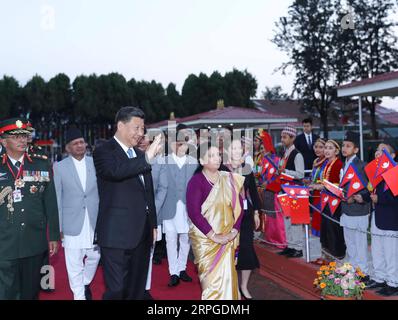 191012 -- KATMANDOU, le 12 octobre 2019 -- le président chinois Xi Jinping assiste à une cérémonie de bienvenue organisée par le président népalais Bidya Devi Bhandari à son arrivée à l'aéroport de Katmandou, au Népal, le 12 octobre 2019. Xi Jinping est arrivé samedi à Katmandou pour une visite d’État au Népal. NÉPAL-KATMANDOU-CHINE-XI JINPING-VISITE-ARRIVÉE JUXPENG PUBLICATIONXNOTXINXCHN Banque D'Images