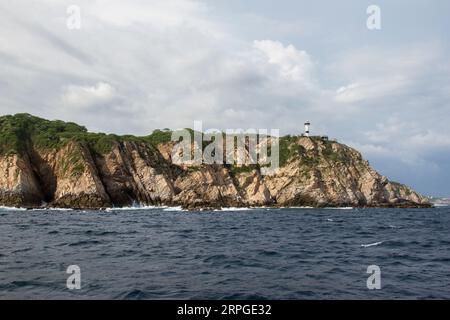 Vue sur la côte rocheuse et le phare de la Bufadora, à Huatulco, Oaxaca, Mexique. Plage touristique au Mexique. Banque D'Images