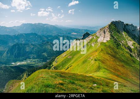 Belianske Tatras, où la Slovaquie et la Pologne partagent une frontière pittoresque au milieu d'un paysage montagneux serein Banque D'Images