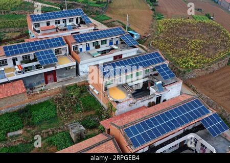 191013 -- JINCHENG, 13 octobre 2019 -- une photo aérienne prise le 13 octobre 2019 montre des panneaux photovoltaïques installés sur les toits de maisons résidentielles dans le village de Hebei, dans la ville de Jincheng, dans la province du Shanxi du nord de la Chine. Dans le cadre des mesures de lutte contre la pauvreté, les autorités locales ont construit des centrales photovoltaïques dans 211 villages pour aider les villageois à accroître leurs revenus en tirant parti de l ' électricité produite. CHINA-SHANXI-JINCHENG-PV CENTRALES CN CAOXYANG PUBLICATIONXNOTXINXCHN Banque D'Images