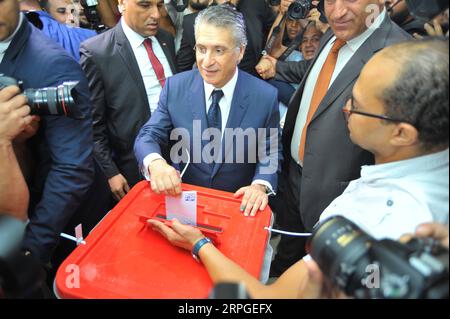 191013 -- TUNIS, le 13 octobre 2019 -- le candidat à la présidence Nabil Karoui participe au deuxième tour de l'élection présidentielle dans un bureau de vote de Tunis, Tunisie, le 13 octobre 2019. Les bureaux de vote dans les 27 circonscriptions tunisiennes ont ouvert dimanche à 8 h 0700 GMT heure locale pour commencer le deuxième tour de l'élection présidentielle. Kais Saied, candidat indépendant et professeur de constitutionnalité ayant obtenu 18,4 % des voix au premier tour, affronte Nabil Karoui, chef du parti cœur de la Tunisie qui a obtenu 15,58 % des voix au premier tour de l’élection du 15 septembre. Pho Banque D'Images