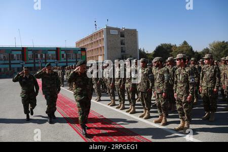 191013 -- KABOUL, le 13 octobre 2019 -- des soldats de l'armée afghane participent à la cérémonie de remise des diplômes à Kaboul, capitale de l'Afghanistan, le 13 octobre 2019. Un total de 1 232 jeunes après avoir terminé un cours de formation militaire de 12 semaines et reçu des certificats ont été commissionnés à l'armée nationale, a déclaré dimanche un porte-parole de l'armée, Barat Ali Rezai. Rahmatullah Alizadah AFGHANISTAN-KABOUL-ARMÉE GRADUATION XinhuaxKabul PUBLICATIONxNOTxINxCHN Banque D'Images