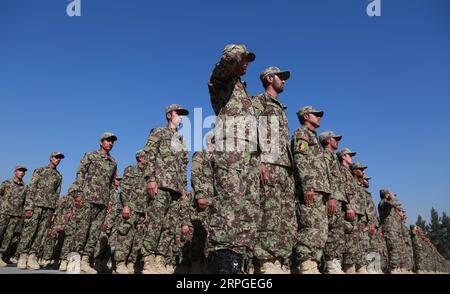 191013 -- KABOUL, le 13 octobre 2019 -- des soldats de l'armée afghane participent à la cérémonie de remise des diplômes à Kaboul, capitale de l'Afghanistan, le 13 octobre 2019. Un total de 1 232 jeunes après avoir terminé un cours de formation militaire de 12 semaines et reçu des certificats ont été commissionnés à l'armée nationale, a déclaré dimanche un porte-parole de l'armée, Barat Ali Rezai. Rahmatullah Alizadah AFGHANISTAN-KABOUL-ARMÉE GRADUATION XinhuaxKabul PUBLICATIONxNOTxINxCHN Banque D'Images