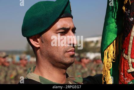 191013 -- KABOUL, le 13 octobre 2019 -- un soldat de l'armée afghane participe à sa cérémonie de remise des diplômes à Kaboul, capitale de l'Afghanistan, le 13 octobre 2019. Un total de 1 232 jeunes après avoir terminé un cours de formation militaire de 12 semaines et reçu des certificats ont été commissionnés à l'armée nationale, a déclaré dimanche un porte-parole de l'armée, Barat Ali Rezai. Rahmatullah Alizadah AFGHANISTAN-KABOUL-ARMÉE GRADUATION XinhuaxKabul PUBLICATIONxNOTxINxCHN Banque D'Images