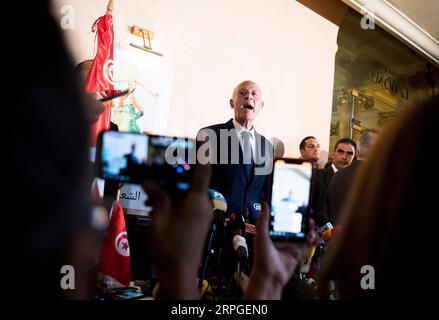 Actualités Themen der Woche KW41 Actualités Bilder des Tages 191013 -- TUNIS, le 13 octobre 2019 -- le candidat indépendant à la présidence tunisienne, Kais Saied C, prend la parole lors d une conférence de presse à Tunis, Tunisie, le 13 octobre 2019. Kais Saied a annoncé dimanche soir qu’il avait remporté le second tour de l’élection présidentielle. TUNISIE-TUNIS-ÉLECTION PRÉSIDENTIELLE-KAIS SAIED WUXHUIWO PUBLICATIONXNOTXINXCHN Banque D'Images