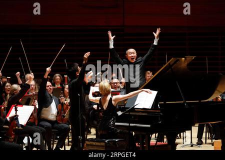 191013 -- PHILADELPHIE, le 13 octobre 2019 -- le compositeur et chef d'orchestre chinois Tan Dun R, est photographié lors du concert de China Night au Kimmel Center for the Performing Arts à Philadelphie, aux États-Unis, le 12 octobre 2019. Un concert spécial d'une nuit célébrant la culture musicale chinoise a été organisé ici samedi soir. Ce concert de la China Night, interprété par l'Orchestre de Philadelphie et dirigé par le compositeur et chef d'orchestre chinois de renommée internationale Tan Dun, a présenté plusieurs œuvres de musiciens chinois renommés, dont le triple concerto de Tan, Crouching Tiger, Hidden Dragon ainsi qu'un Banque D'Images