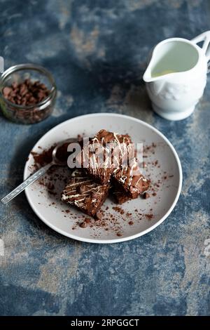 Brownies au chocolat maison. Ce dessert délectable est une symphonie de chocolat riche et velouté, de texture moelleuse et fudgy. Banque D'Images