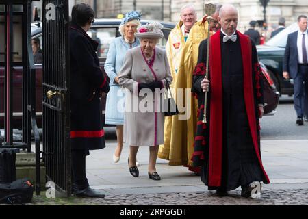 191015 -- LONDRES, le 15 octobre 2019 Xinhua -- la reine britannique Elizabeth II C arrive pour assister à un service marquant le 750e anniversaire de la reconstruction de l'abbaye de Westminster à Londres, en Grande-Bretagne, le 15 octobre 2019. Photo Ray Tang/Xinhua BRITAIN-LONDON-WESTMINSTER ABBEY-ANNIVERSARY-ROYAL PUBLICATIONxNOTxINxCHN Banque D'Images