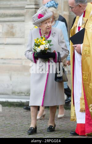 191015 -- LONDRES, le 15 octobre 2019 Xinhua -- départ de la reine britannique Elizabeth II L après avoir assisté à un service marquant le 750e anniversaire de la reconstruction de l'abbaye de Westminster à Londres, en Grande-Bretagne, le 15 octobre 2019. Photo Ray Tang/Xinhua BRITAIN-LONDON-WESTMINSTER ABBEY-ANNIVERSARY-ROYAL PUBLICATIONxNOTxINxCHN Banque D'Images