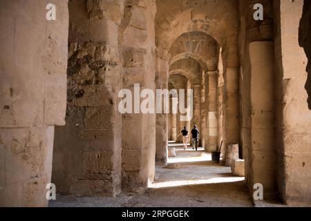 191015 -- EL JEM TUNISIE, 15 octobre 2019 -- des touristes visitent l'amphithéâtre d'El Jem à El Jem, Tunisie, le 15 octobre 2019. L'amphithéâtre d'El Jem est un amphithéâtre ovale classé au patrimoine mondial de l'UNESCO depuis 1979. TUNISIE-EL JEM-AMPHITHEATRE WuxHuiwo PUBLICATIONxNOTxINxCHN Banque D'Images