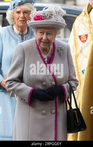 191015 -- LONDRES, le 15 octobre 2019 Xinhua -- la reine britannique Elizabeth II C arrive pour assister à un service marquant le 750e anniversaire de la reconstruction de l'abbaye de Westminster à Londres, en Grande-Bretagne, le 15 octobre 2019. Photo Ray Tang/Xinhua BRITAIN-LONDON-WESTMINSTER ABBEY-ANNIVERSARY-ROYAL PUBLICATIONxNOTxINxCHN Banque D'Images