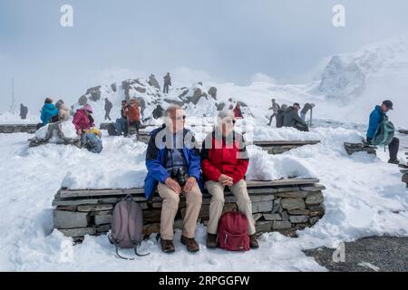 Les touristes apprécient la vue sur le Cervin depuis la crête du Gornergrat, canton du Valais, Suisse Banque D'Images