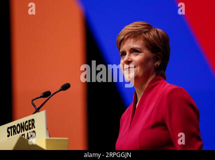 Actualités Bilder des Tages 191016 -- ABERDEEN, le 16 octobre 2019 -- le Premier ministre écossais et chef du SNP du Parti national écossais Nicola Sturgeon prononce un discours à la conférence annuelle du SNP 2019 à Aberdeen, Écosse, Grande-Bretagne, le 15 octobre 2019. Nicola Sturgeon a déclaré mardi qu'une Écosse indépendante pourrait servir de pont entre l'Union européenne et le Royaume-Uni et être un aimant pour les investissements mondiaux. PORTRAITS BRITAIN-ABERDEEN-SNP-ANNUAL CONFERENCE 2019-NICOLA STURGEON HANXYAN PUBLICATIONXNOTXINXCHN Banque D'Images