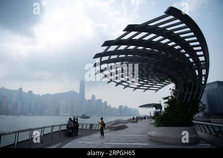 191016 -- HONG KONG, le 16 octobre 2019 -- visite de la région de Tsim Sha Tsui dans le sud de la Chine, Hong Kong, le 12 octobre 2019. Depuis juin, Hong Kong a souffert de l'escalade de la violence provenant des manifestations contre les amendements proposés à l'ordonnance concernant les transferts de fugitifs. La Perle de l'Orient a été en proie à des troubles alors que des manifestants radicaux, souvent vêtus de noir et masqués, ont incendié les rues, vandalisé les installations publiques, y compris les stations de métro, agressé la police et battu des civils qui avaient des opinions politiques différentes. Une série d'actes de violence et de vandalisme ont gravement compromis la vie sociale Banque D'Images