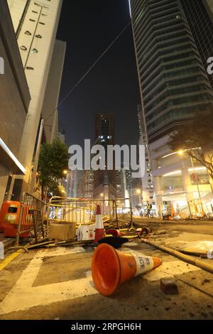 191016 -- HONG KONG, le 16 octobre 2019 -- Une route est détruite par des émeutiers dans la région centrale, dans le sud de la Chine, Hong Kong, le 29 septembre 2019. Depuis juin, Hong Kong a souffert de l'escalade de la violence provenant des manifestations contre les amendements proposés à l'ordonnance concernant les transferts de fugitifs. La Perle de l'Orient a été en proie à des troubles alors que des manifestants radicaux, souvent vêtus de noir et masqués, ont incendié les rues, vandalisé les installations publiques, y compris les stations de métro, agressé la police et battu des civils qui avaient des opinions politiques différentes. Une série d'actes de violence et de vandalisme ont gravement compromis Banque D'Images