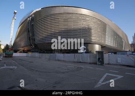 Vue générale de l'extérieur des œuvres du stade Santiago Bernabeu du Real Madrid, le 4 septembre 2023 à Madrid, Espagne. Banque D'Images