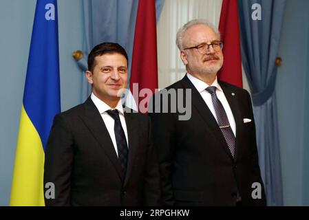 Actualités Bilder des Tages 191016 -- RIGA, le 16 octobre 2019 -- le président letton Egils Levits R et son homologue ukrainien Volodymyr Zelensky assistent à une cérémonie de bienvenue à Riga, Lettonie, le 16 octobre 2019. Photo de /Xinhua LETTONIE-RIGA-UKRAINIAN PRESIDENT-VISIT EdijsxPalens PUBLICATIONxNOTxINxCHN Banque D'Images