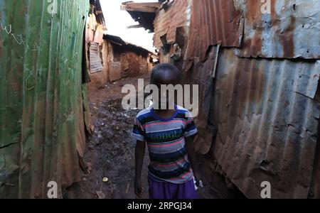 191017 -- NAIROBI, le 17 octobre 2019 -- Un enfant marche dans le bidonville de Kibera, un établissement informel au sud-ouest de Nairobi, capitale du Kenya, le 16 octobre 2019. Le 17 octobre marque la 27e Journée internationale pour l'élimination de la pauvreté. KENYA-NAIROBI-KIBERA ÉRADICATION DE LA PAUVRETÉ DANS LES TAUDIS WANGXTENG PUBLICATIONXNOTXINXCHN Banque D'Images