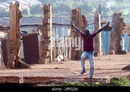 191017 -- NAIROBI, le 17 octobre 2019 -- Un enfant joue dans le bidonville de Kibera, un établissement informel au sud-ouest de Nairobi, capitale du Kenya, le 16 octobre 2019. Le 17 octobre marque la 27e Journée internationale pour l'élimination de la pauvreté. KENYA-NAIROBI-KIBERA ÉRADICATION DE LA PAUVRETÉ DANS LES TAUDIS WANGXTENG PUBLICATIONXNOTXINXCHN Banque D'Images