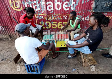 191017 -- NAIROBI, le 17 octobre 2019 -- des gens jouent dans le bidonville de Kibera, un village informel au sud-ouest de Nairobi, capitale du Kenya, le 16 octobre 2019. Le 17 octobre marque la 27e Journée internationale pour l'élimination de la pauvreté. KENYA-NAIROBI-KIBERA ÉRADICATION DE LA PAUVRETÉ DANS LES TAUDIS WANGXTENG PUBLICATIONXNOTXINXCHN Banque D'Images