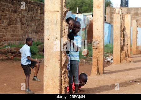 191017 -- NAIROBI, le 17 octobre 2019 -- des enfants jouent dans le bidonville de Kibera, un établissement informel au sud-ouest de Nairobi, capitale du Kenya, le 16 octobre 2019. Le 17 octobre marque la 27e Journée internationale pour l'élimination de la pauvreté. KENYA-NAIROBI-KIBERA ÉRADICATION DE LA PAUVRETÉ DANS LES TAUDIS WANGXTENG PUBLICATIONXNOTXINXCHN Banque D'Images