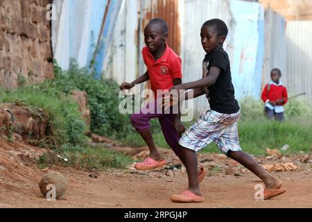 191017 -- NAIROBI, le 17 octobre 2019 -- des enfants jouent au football dans le bidonville de Kibera, un village informel au sud-ouest de Nairobi, capitale du Kenya, le 16 octobre 2019. Le 17 octobre marque la 27e Journée internationale pour l'élimination de la pauvreté. KENYA-NAIROBI-KIBERA ÉRADICATION DE LA PAUVRETÉ DANS LES TAUDIS WANGXTENG PUBLICATIONXNOTXINXCHN Banque D'Images