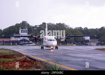 191018 -- COLOMBO, le 18 octobre 2019 -- Un avion taxi sur la piste de l'aéroport international de Jaffna au Sri Lanka, le 17 octobre 2019. Le président sri-lankais Maithripala Sirisena a ouvert jeudi le troisième aéroport international du pays à Jaffna, dans le nord, dans le but de stimuler le tourisme et le développement dans l ancienne province déchirée par la guerre. Photo de /Xinhua SRI LANKA-JAFFNA-NEW AIRPORT GayanxSameera PUBLICATIONxNOTxINxCHN Banque D'Images