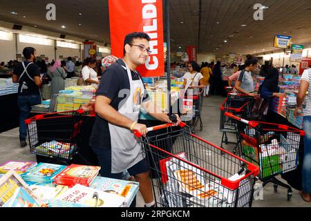 191018 -- COLOMBO, le 18 octobre 2019 Xinhua -- les gens visitent la Grande sale de mauvais loup, l'une des plus grandes foires du livre au monde, à Colombo, Sri Lanka, le 17 octobre 2019. La foire du livre a débuté jeudi à Colombo, la capitale du Sri Lanka, avec plus de 1,5 millions de livres en vente. Il se tiendra jusqu'au 28 octobre, fonctionnant 24 heures sur 24 pendant les week-ends. Photo de Ajith Perera/Xinhua SRI LANKA-COLOMBO-BOOK FAIR PUBLICATIONxNOTxINxCHN Banque D'Images
