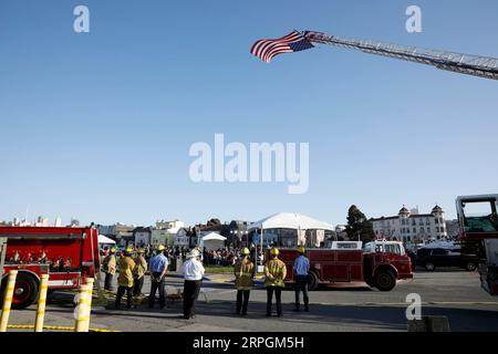 191018 -- SAN FRANCISCO, le 18 octobre 2019 -- les pompiers assistent à une cérémonie commémorative du 30e anniversaire du tremblement de terre de Loma Prieta de magnitude 6,9 à San Francisco, aux États-Unis, le 17 octobre 2019. Photo de /Xinhua U.S.-SAN FRANCISCO-COMMÉMORATION-TREMBLEMENT DE TERRE LixJianguo PUBLICATIONxNOTxINxCHN Banque D'Images