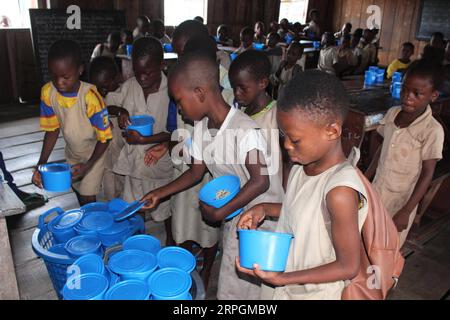 191018 -- COTONOU, le 18 octobre 2019 -- des élèves font la queue pour prendre des sets de riz pour déjeuner à l'école primaire Toyoyome, dans la banlieue de Cotonou, Bénin, le 17 octobre 2019. Abdoulaye Bio-Tchane, ministre d'État béninois chargé de la planification et du développement, a déclaré que la Chine était le principal partenaire du programme intégré d'alimentation scolaire de ce pays d'Afrique de l'Ouest visant à améliorer les taux de scolarisation et de rétention scolaire des enfants. TO GO WITH Interview : le programme d'alimentation scolaire aidé par la Chine apporte des résultats favorables au Bénin : photo officielle par /Xinhua BÉNIN-COTONOU-CHINE PROGRAMME D'ALIMENTATION SCOLAIRE AIDÉ PAR la CHINE SeraphinxZounyekpe PUBLICATIONxNOTx Banque D'Images