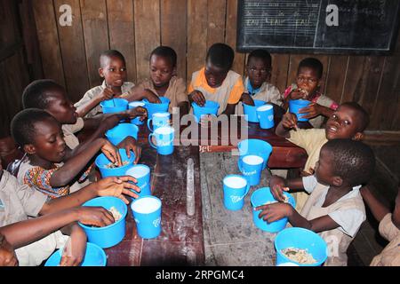 191018 -- COTONOU, le 18 octobre 2019 -- des élèves reçoivent du riz aidé par la Chine pour déjeuner à l'école primaire Toyoyome, dans la banlieue de Cotonou, Bénin, le 17 octobre 2019. Abdoulaye Bio-Tchane, ministre d'État béninois chargé de la planification et du développement, a déclaré que la Chine était le principal partenaire du programme intégré d'alimentation scolaire de ce pays d'Afrique de l'Ouest visant à améliorer les taux de scolarisation et de rétention scolaire des enfants. TO GO WITH Interview : le programme d'alimentation scolaire aidé par la Chine apporte des résultats favorables au Bénin : photo officielle par /Xinhua BÉNIN-COTONOU-CHINE PROGRAMME D'ALIMENTATION SCOLAIRE AIDÉ PAR la CHINE SeraphinxZounyekpe PUBLICATIONxNOTxINxC Banque D'Images