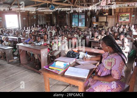 191018 -- COTONOU, le 18 octobre 2019 -- des élèves fréquentent l'école primaire Toyoyome, dans la banlieue de Cotonou, Bénin, le 17 octobre 2019. Abdoulaye Bio-Tchane, ministre d'État béninois chargé de la planification et du développement, a déclaré que la Chine était le principal partenaire du programme intégré d'alimentation scolaire de ce pays d'Afrique de l'Ouest visant à améliorer les taux de scolarisation et de rétention scolaire des enfants. TO GO WITH Interview : le programme d'alimentation scolaire aidé par la Chine apporte des résultats favorables au Bénin : photo officielle par /Xinhua BÉNIN-COTONOU-CHINE PROGRAMME D'ALIMENTATION SCOLAIRE AIDÉ PAR la CHINE SeraphinxZounyekpe PUBLICATIONxNOTxINxCHN Banque D'Images