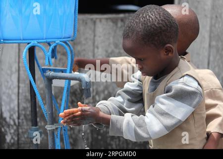 191018 -- COTONOU, le 18 octobre 2019 -- des élèves se lavent les mains avant le déjeuner à l'école primaire Toyoyome, banlieue de Cotonou, Bénin, le 17 octobre 2019. Abdoulaye Bio-Tchane, ministre d'État béninois chargé de la planification et du développement, a déclaré que la Chine était le principal partenaire du programme intégré d'alimentation scolaire de ce pays d'Afrique de l'Ouest visant à améliorer les taux de scolarisation et de rétention scolaire des enfants. TO GO WITH Interview : le programme d'alimentation scolaire aidé par la Chine apporte des résultats favorables au Bénin : photo officielle par /Xinhua BÉNIN-COTONOU-CHINE PROGRAMME D'ALIMENTATION SCOLAIRE AIDÉ PAR la CHINE SeraphinxZounyekpe PUBLICATIONxNOTxINxCHN Banque D'Images