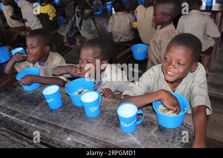 191018 -- COTONOU, le 18 octobre 2019 -- des élèves reçoivent du riz aidé par la Chine pour déjeuner à l'école primaire Toyoyome, dans la banlieue de Cotonou, Bénin, le 17 octobre 2019. Abdoulaye Bio-Tchane, ministre d'État béninois chargé de la planification et du développement, a déclaré que la Chine était le principal partenaire du programme intégré d'alimentation scolaire de ce pays d'Afrique de l'Ouest visant à améliorer les taux de scolarisation et de rétention scolaire des enfants. TO GO WITH Interview : le programme d'alimentation scolaire aidé par la Chine apporte des résultats favorables au Bénin : photo officielle par /Xinhua BÉNIN-COTONOU-CHINE PROGRAMME D'ALIMENTATION SCOLAIRE AIDÉ PAR la CHINE SeraphinxZounyekpe PUBLICATIONxNOTxINxC Banque D'Images