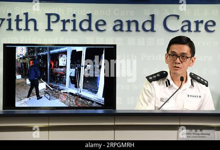 191018 -- HONG KONG, le 18 octobre 2019 -- Kong Wing-cheung, surintendant en chef intérimaire de la Direction des relations publiques de la police, montre une image probante d'actes violents commis par des émeutiers pour vandaliser des installations publiques lors d'une conférence de presse dans le sud de la Chine à Hong Kong, le 18 octobre 2019. La police de Hong Kong a déclaré vendredi que 13 hommes impliqués dans des incidents violents avaient été arrêtés entre lundi et jeudi. La police a également poursuivi une femme de 27 ans pour avoir porté un masque facial lors d’un rassemblement illégal à Wong Tai Sin, à Kowloon, le 6 octobre. CHINE-HONG KONG-CONFÉRENCE DE PRESSE CN LUXHANXIN PUBLICATIONXNOTXINXCHN Banque D'Images