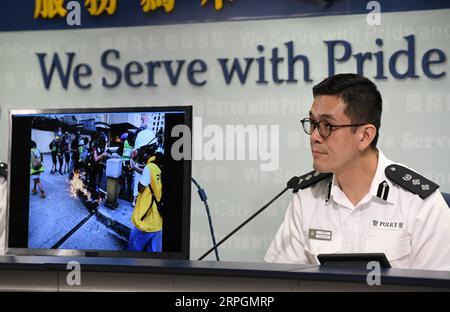 191018 -- HONG KONG, le 18 octobre 2019 -- Kong Wing-cheung, surintendant en chef intérimaire de la Direction des relations publiques de la police, montre une image probante d'actes violents commis par des émeutiers pour vandaliser des installations publiques lors d'une conférence de presse dans le sud de la Chine à Hong Kong, le 18 octobre 2019. La police de Hong Kong a déclaré vendredi que 13 hommes impliqués dans des incidents violents avaient été arrêtés entre lundi et jeudi. La police a également poursuivi une femme de 27 ans pour avoir porté un masque facial lors d’un rassemblement illégal à Wong Tai Sin, à Kowloon, le 6 octobre. CHINE-HONG KONG-CONFÉRENCE DE PRESSE CN LUXHANXIN PUBLICATIONXNOTXINXCHN Banque D'Images