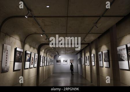 191019 -- JINGDEZHEN, 19 octobre 2019 -- Un homme visite une exposition de photographie lors d'une foire céramique à Jingdezhen, province de Jiangxi dans l'est de la Chine, le 18 octobre 2019. La foire internationale de céramique de Jingdezhen de Chine de cinq jours 2019 a ouvert vendredi, attirant près de 1 000 entreprises de porcelaine du pays et de l'étranger. CHINE-JIANGXI-JINGDEZHEN-SALON INTERNATIONAL DE CÉRAMIQUE CN ZHOUXMI PUBLICATIONXNOTXINXCHN Banque D'Images