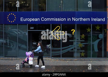 191019 -- BELFAST, le 19 octobre 2019 -- Une femme passe devant le bureau de la Commission européenne à Belfast, Irlande du Nord, Royaume-Uni, le 18 octobre 2019. Le Parti unioniste démocratique nord-irlandais DUP a rejeté jeudi le projet de Brexit du Premier ministre Boris Johnson, bien qu'il soit juste convenu avec l'Union européenne, ce qui rend difficile son approbation par le Parlement britannique. Photo de Paul McErlane/Xinhua UK-BELFAST-BREXIT DEAL HanxYan PUBLICATIONxNOTxINxCHN Banque D'Images