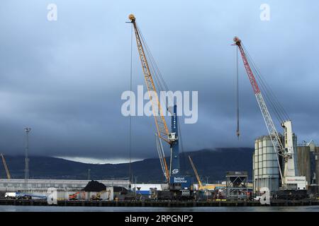 191019 -- BELFAST, 19 octobre 2019 -- la photo prise le 18 octobre 2019 montre le port de Belfast en Irlande du Nord, au Royaume-Uni. Le Parti unioniste démocratique nord-irlandais DUP a rejeté jeudi le projet de Brexit du Premier ministre Boris Johnson, bien qu'il soit juste convenu avec l'Union européenne, ce qui rend difficile son approbation par le Parlement britannique. Photo de Paul McErlane/Xinhua UK-BELFAST-BREXIT DEAL HanxYan PUBLICATIONxNOTxINxCHN Banque D'Images