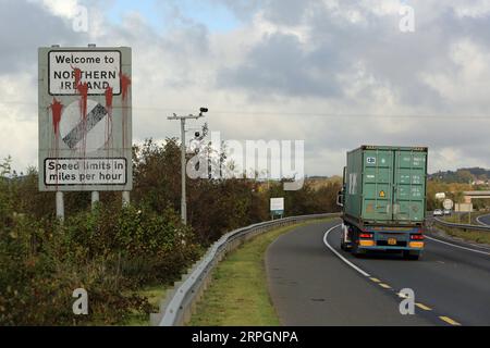 191019 -- BELFAST, le 19 octobre 2019 -- Un panneau routier accueillant l'Irlande du Nord est vu sur la route frontalière irlandaise reliant Belfast à Dublin en Irlande du Nord, au Royaume-Uni, le 18 octobre 2019. Le Parti unioniste démocratique nord-irlandais DUP a rejeté jeudi le projet de Brexit du Premier ministre Boris Johnson, bien qu'il soit juste convenu avec l'Union européenne, ce qui rend difficile son approbation par le Parlement britannique. Photo de Paul McErlane/Xinhua UK-BELFAST-BREXIT DEAL HanxYan PUBLICATIONxNOTxINxCHN Banque D'Images