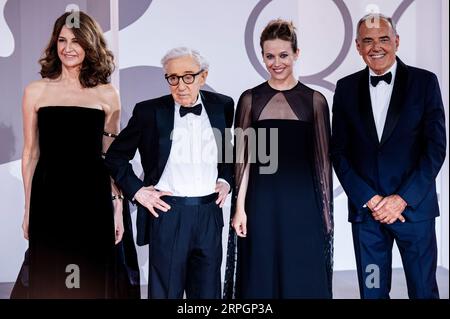 Venise, Italie. 4 septembre 2023. Valérie Lemercier, Woody Allen, Lou de Laage et le directeur du festival Alberto Barbera arrivent à la première de coup de chance à la Sala Grande au 80e Festival International du film de Venise. Crédit : Euan Cherry/Alamy Live News Banque D'Images