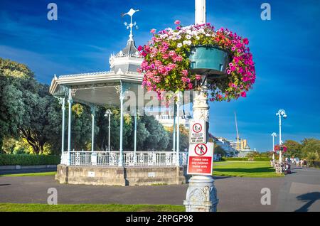 Avis d'information publique sur un lampadaire à côté du kiosque Leas sur les jardins de Leas au sommet de la falaise au-dessus de la plage à Folkestone, Kent, Royaume-Uni. Les panneaux RE Banque D'Images